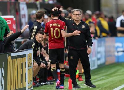 El entrenador Gerardo Martino, en su ciclo anterior junto al paraguayo, Miguel Almirón. 