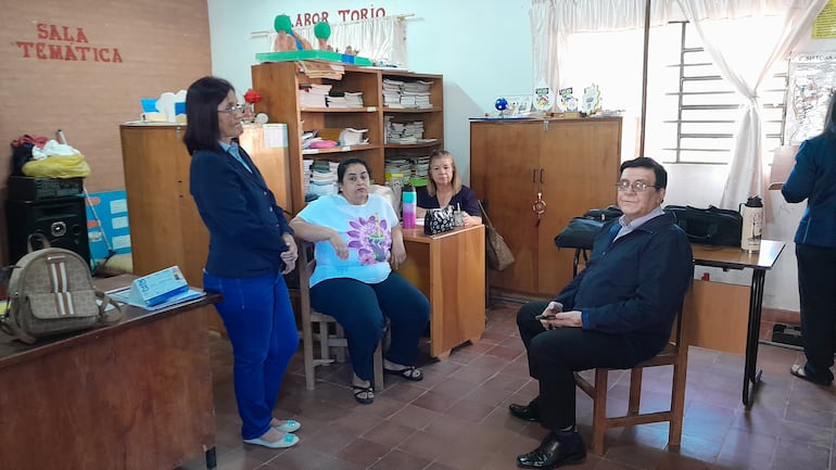 El supervisor de la zona, Blas Franco, conversa con la directora, María Elsa Díaz, y docentes tras la suspensión de las clases, en la escuela San Agustín de San Antonio.