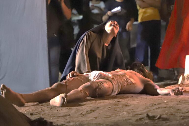 Una escena que conmovió al numeroso público que siguió la obra itinerante por las calles de la ciudad de Yaguarón.