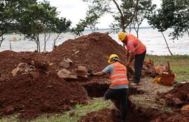 Verifican avances en sitio de obras de la futura planta solar flotante de Itaipú.