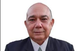 Familiares y autoridades en la selva de Misiones, buscando a Oscar González Caballero, con abrigos y chaquetas en un ambiente boscoso.