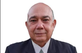 Familiares y autoridades en la selva de Misiones, buscando a Oscar González Caballero, con abrigos y chaquetas en un ambiente boscoso.