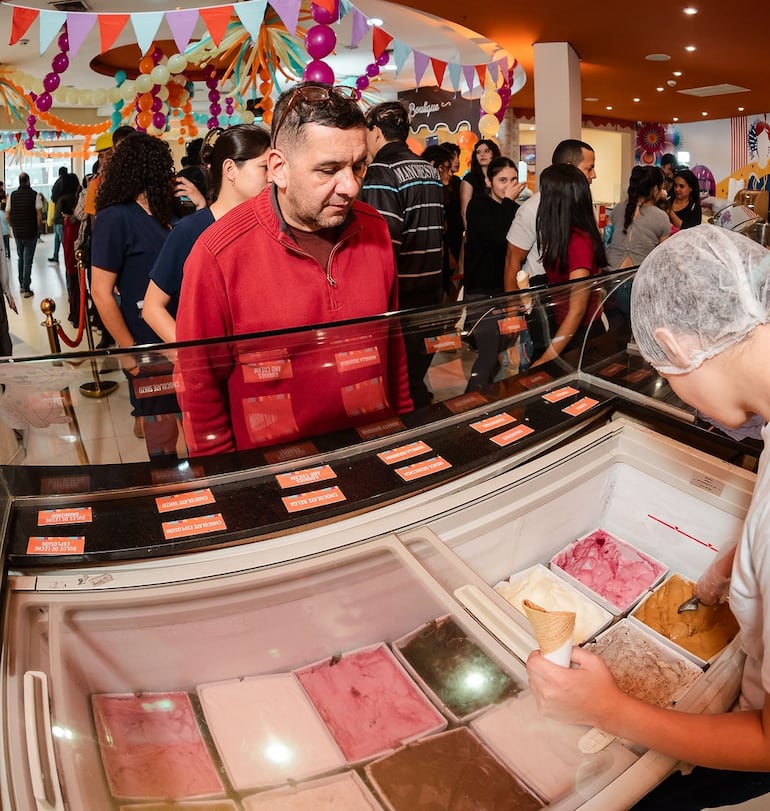 Las heladerías Amandau recibieron a consumidores que llegaron dispuestos a disfrutar de un dulce momento.