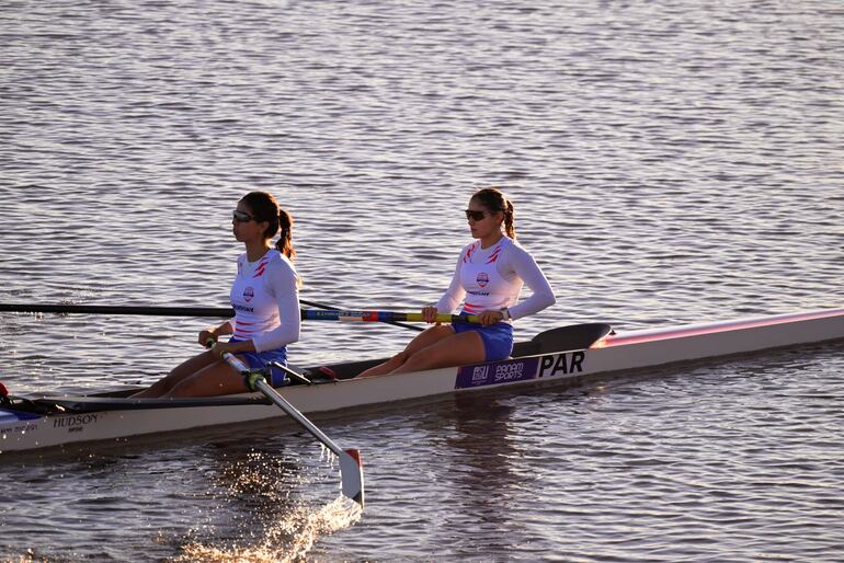 Nicole Martínez y Fiorela Rodríguez conquistaron la medalla de plata en la prueba de Doble Sin Timonel.