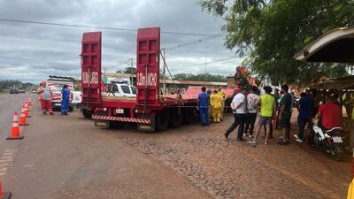 El camión fue impactado cuando pretendía ingresar a un camino vecinal.