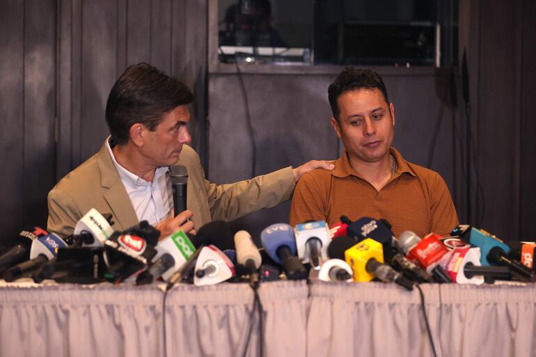 El candidato ganador de la segunda vuelta de las elecciones presidenciales, Rodrigo Paz (i), junto con su compañero de fórmula, Edman Lara, participa en su primera rueda de prensa este lunes, en La Paz (Bolivia).