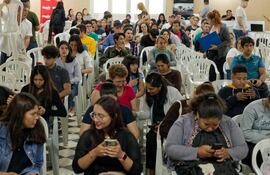 Gran cantidad de jóvenes se presentó desde temprano en la Expo Empleo en San Bernardino.