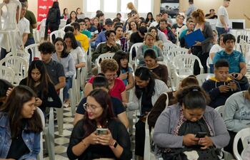 Gran cantidad de jóvenes se presentó desde temprano en la Expo Empleo en San Bernardino.