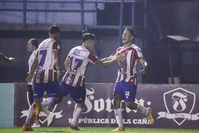 Mattías Parris celebra  con Alberto Montiel y Juan Argüello. (Foto: APF)