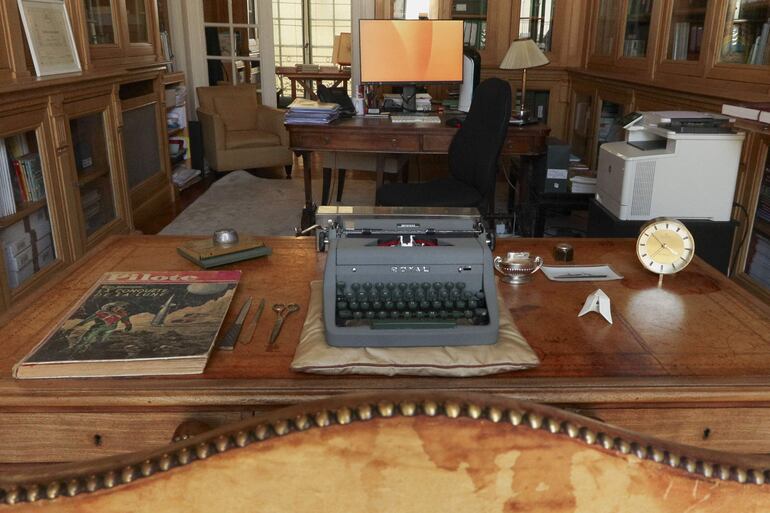 El antiguo despacho de René Goscinny, en el que se puede observar una máquina de escribir y un ejemplar de la revista Pilote.