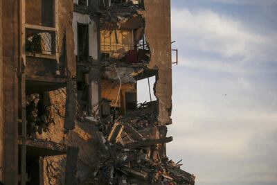 Un edificio residencial destruido por bombardeos israelíes en la Franja de Gaza.