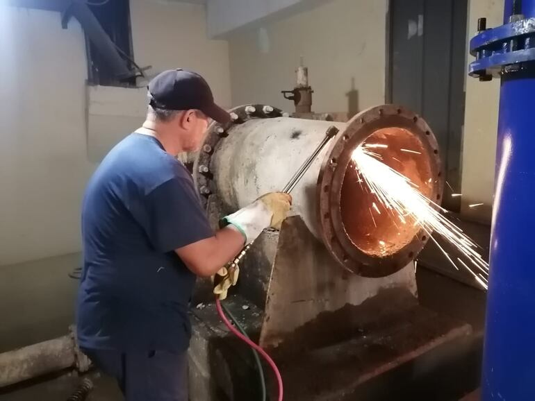 La Essap instaló ayer una segunda bomba de abastecimiento en la planta de Viñas Cué.