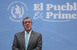 El presidente de Guatemala, Bernardo Arévalo de León, asiste a una rueda de prensa.