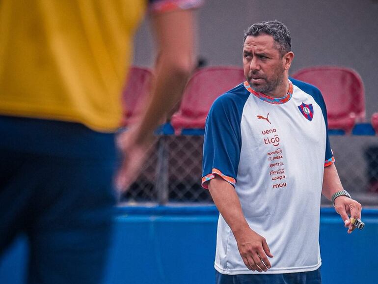 Jorge Achucarro, entrenador interino de Cerro Porteño.