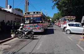 Conductores de la línea 18-1 aparcan frente a la municipalidad de Ñemby en señal de protesta y denunciar el ingreso de otra empresa.