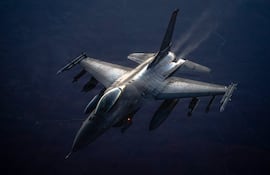 Un avión de combate F-16 de la Fuerza Aérea de EE.UU. patrulla los cielos sobre el Medio Oriente.