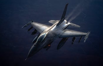 Un avión de combate F-16 de la Fuerza Aérea de EE.UU. patrulla los cielos sobre el Medio Oriente.