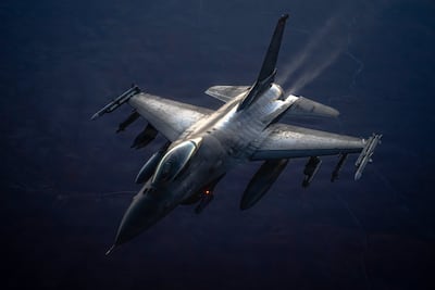 Un avión de combate F-16 de la Fuerza Aérea de EE.UU. patrulla los cielos sobre el Medio Oriente.