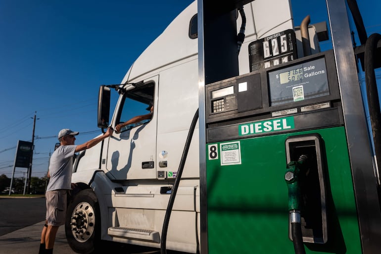 Uno de los factores que inciden en la suba del precio del diesel es el aumento de la demanda de este carburante en el hemisferio norte. Foto: Spencer Platt/Getty Images/AFP (Photo by SPENCER PLATT / GETTY IMAGES NORTH AMERICA / Getty Images via AFP)