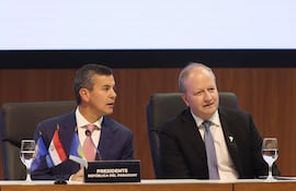 El presidente de la República, Santiago Peña (i), asiste junto al ministro de Economía y Finanzas de Paraguay, Carlos Fernández, quienes plantearon la reforma de la Caja Fiscal.