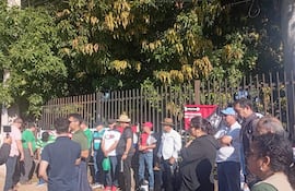 Docentes agremiados del IPS realizaron una manifestación frente al Hospital Regional de Villarrica, exigiendo mejor atención y abastecimiento de medicamentos.
