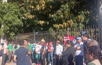 Docentes agremiados del IPS realizaron una manifestación frente al Hospital Regional de Villarrica, exigiendo mejor atención y abastecimiento de medicamentos.