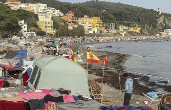 Vista de las tiendas de campaña y construcciones improvisadas por los migrantes asentados en la playa del Trampolín, esta mañana en Ceuta. EFE/ Reduan