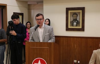 José Duarte Penayo en la ceremonia de entrega de diplomas de la Academia Republicana de la ANR.