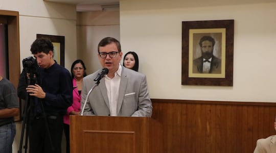 José Duarte Penayo en la ceremonia de entrega de diplomas de la Academia Republicana de la ANR.