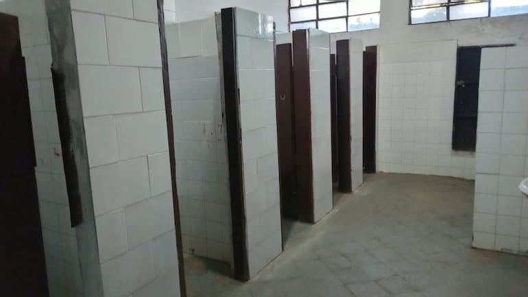 La problemática afecta de forma directa a cientos de niños del primer al tercer grado, quienes compartían un bloque sanitario de cinco compartimentos hoy completamente inhabilitado.