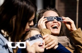 Las personas usan gafas de protección para observar un eclipse solar parcial en el observatorio Sonnenborgh, en Utrecht, Países Bajos, el 29 de marzo de 2025.