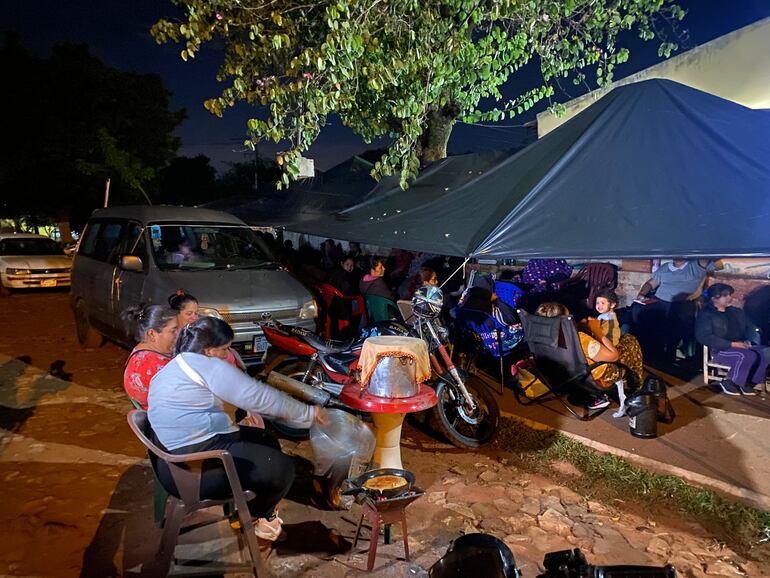 Los padres se instalaron con sus sillas, termos de mate y ollas para poder soportar la larga noche hasta la apertura del portón de la escuela y así inscribir a sus hijos.