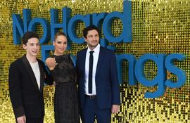 Andrew Barth Feldman, Jennifer Lawrence, y el cineasta Gene Stupnitsky durante el estreno de "No Hard Feelings" en Londres. La película prevé llegar a los cines paraguayos el próximo mes de julio.