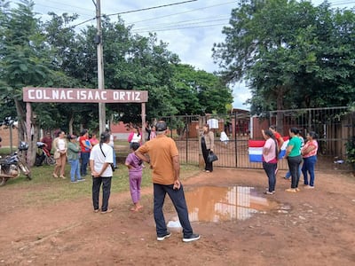 Padres de familia del Colegio Isaac Ortiz, de Fortuna Guazú, Zanja Pytã, cerraron la institución por varias horas como medida de protesta.