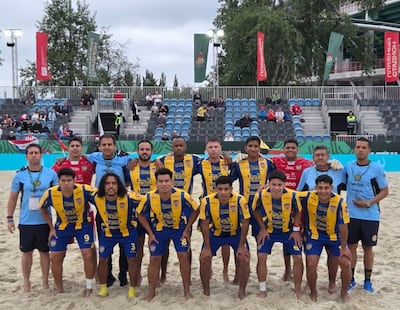 Integrantes del plantel del Sportivo Luqueño posan antes de la primera presentación en el torneo de fútbol playa que se disputa en Moscú, la capital rusa.