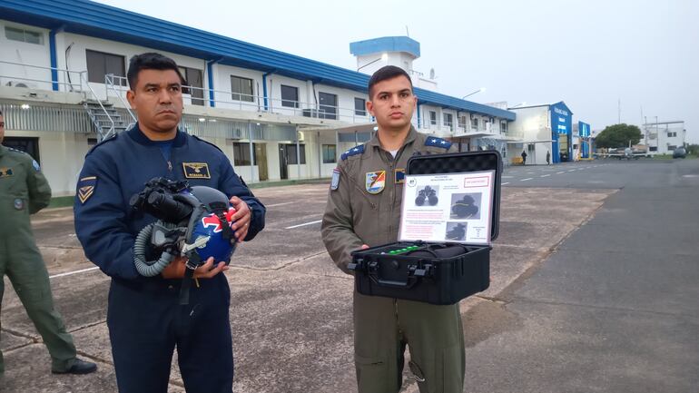 Dos efectivos militares se aprestan a salir rumbo al Chaco, para colaborar en el operativo de búsqueda de Wenceslao Benoit (77).