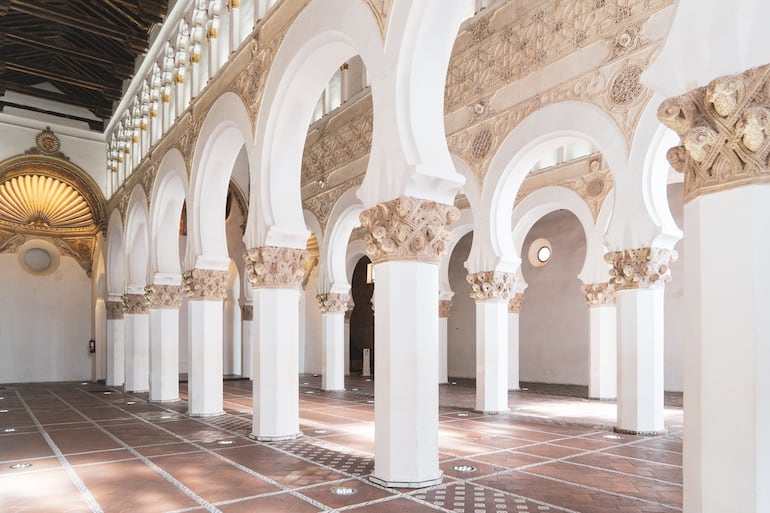 Toledo, España. Interiores de Santa María la Blanca (Sinagoga de Santa María la Blanca en inglés) en el Barrio Judío de Toledo, la Ciudad de las Tres Culturas.