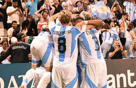 Los jugadores de la selección Sub 17 de Argentina celebran el triunfo frente a Túnez 1-0, que le permite ya pensar en la clasificación.