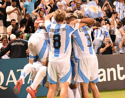 Los jugadores de la selección Sub 17 de Argentina celebran el triunfo frente a Túnez 1-0, que le permite ya pensar en la clasificación.