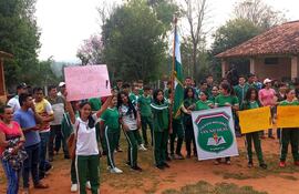 La comunidad educativa del colegio nacional San Nicolás de esta ciudad anunció a través de sus representantes que se reactivará la toma del local académico si el Ministerio de Educación (MEC) no responde al reclamo de los padres de familia que piden la reposición de rubros que fueron destinados a otro lugar.