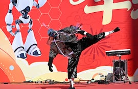 Un robot participa en una feria en un templo el tercer día del Año Nuevo Lunar del Caballo en Beijing el 19 de febrero de 2026.