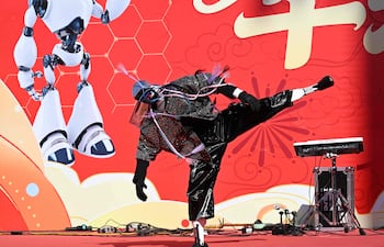 Un robot participa en una feria en un templo el tercer día del Año Nuevo Lunar del Caballo en Beijing el 19 de febrero de 2026.