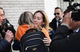 Julieta Prandi se abraza con su hermana antes de ingresar a los tribunales. Foto: Clarín.com
