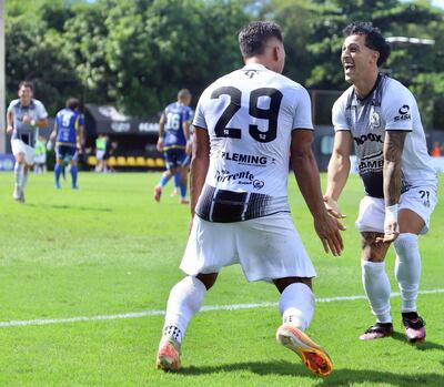 Juan Aníbal Roa (29) da rienda suelta a su emoción tras registrar el gol del nuevo líder de la División Intermedia, Tacuary, con su victoria frente a Encarnación FC por 1-0.