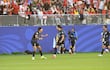 Festejo a lo grande de Matías Galarza, la figura del partido, tras marcar el gol al minuto celebra junto a Junior Alonso y atrás se suma Andrés Cubas.