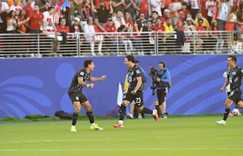 Festejo a lo grande de Matías Galarza, la figura del partido, tras marcar el gol al minuto celebra junto a Junior Alonso y atrás se suma Andrés Cubas.