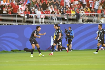 Festejo a lo grande de Matías Galarza, la figura del partido, tras marcar el gol al minuto celebra junto a Junior Alonso y atrás se suma Andrés Cubas.