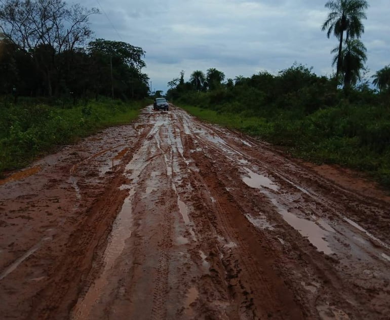 Este es uno de los caminos de tierra que une a varias comunidades de Santaní, Yrybucuá y Capiibary, donde los pobladores reclaman al MOPC la construcción de asfaltado
