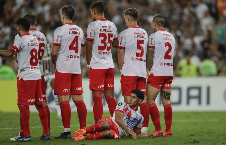 Los jugadores de Cerro Porteño realizan una barrera ante un tiro libre en contra en el partido contra Fluminense por la fase de grupos de la Copa Libertadores 2024.