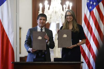 El subsecretario del Interior de Chile, Manuel Monsalve (i), y la embajadora de Estados Unidos en Chile, Bernadette Meehan (d), posan durante un acto hoy, en Santiago (chile). Chile y Estados Unidos acordaron este lunes mejorar el intercambio de datos para evitar el llamado "turismo delincuencial" y mantener al país suramericano en el programa de exención de visas, conocido como Vifirma sa Waiver, hoy, en el palacio de La Moneda, Santiago (Chile).